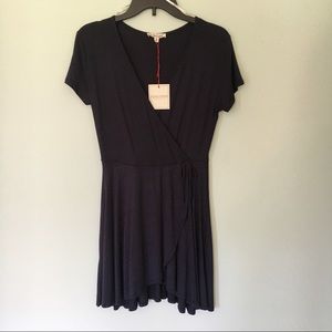 Navy lightweight wrap dress ☀️